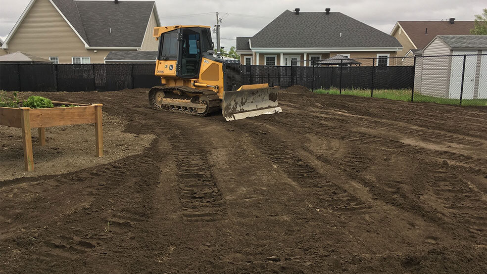 Nivellement de terrain prêt pour la tourbe